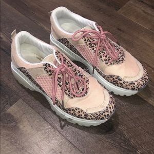 Kittenish Sneakers👟😻